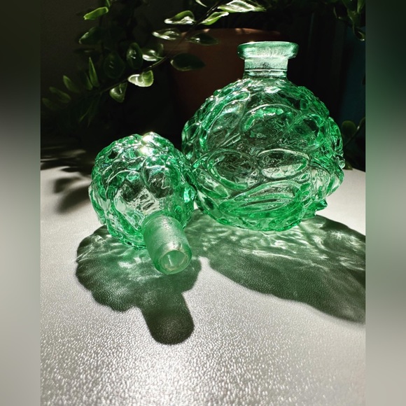 Vintage 1960s I. W. Rice & Co. Green Glass Rose Perfume Bottle w/ Stopper - Picture 6 of 7